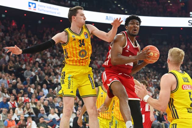 v.li:Jusatin BEAN (Alba Berlin), David McCORMACK (FCB) Basketball BBL,Saison 2025 2026 Play Off Finale Spiel 1, FC Bayern Muenchen - Alba Berlin am 12.06.2026 S A P G A R D EN