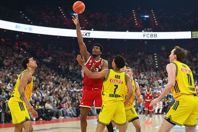 David McCORMACK (FCB), Aktion,Zweikampf gegen Jack KAYIL (Alba Berlin). Basketball BBL,Saison 2025 2026 Play Off Finale Spiel 1, FC Bayern Muenchen - Alba Berlin am 12.06.2026 S A P G A R D EN