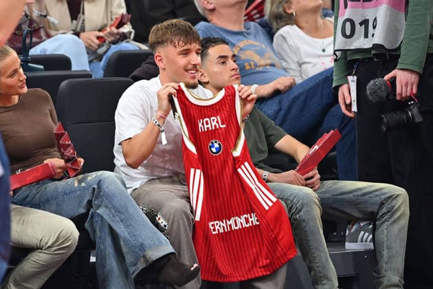 Lennart KARL (Bayern Muenchen) bekommt ein Basketball Trikot, Basketball BBL,Saison 2025 2026 Play Off Finale Spiel 1, FC Bayern Muenchen - Alba Berlin am 12.06.2026 S A P G A R D EN