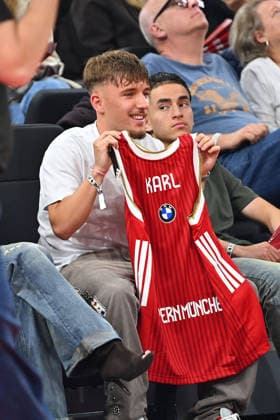 Lennart KARL (Bayern Muenchen) bekommt ein Basketball Trikot, Basketball BBL,Saison 2025 2026 Play Off Finale Spiel 1, FC Bayern Muenchen - Alba Berlin am 12.06.2026 S A P G A R D EN