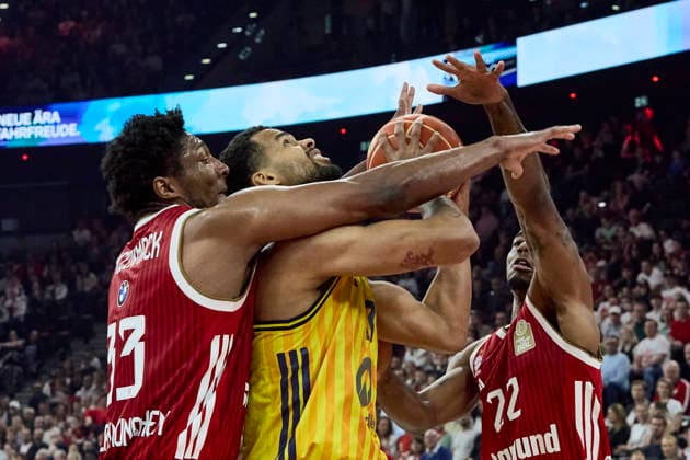 Deutsche Basketball Bundesliga (BBL), FC Bayern München Basketball vs ALBA Berlin, München FC Bayern Basketball, Berlin ALBA, 2026-06-12 in München (SAP Garden) MCCORMACK David (FC Bayern München Basketball Center (C) Nr33-FCBB33), AGBAKOKO Norris (ALBA Berlin Center (C) Nr17-BER17), MIKE Isiaha (FC Bayern München Basketball Power Forward (PF) Nr22-FCBB22) sportworld München SAP Garden Bayern Deutschland