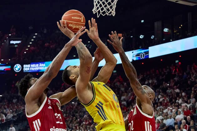 Deutsche Basketball Bundesliga (BBL), FC Bayern München Basketball vs ALBA Berlin, München FC Bayern Basketball, Berlin ALBA, 2026-06-12 in München (SAP Garden) MCCORMACK David (FC Bayern München Basketball Center (C) Nr33-FCBB33), AGBAKOKO Norris (ALBA Berlin Center (C) Nr17-BER17), MIKE Isiaha (FC Bayern München Basketball Power Forward (PF) Nr22-FCBB22) sportworld München SAP Garden Bayern Deutschland