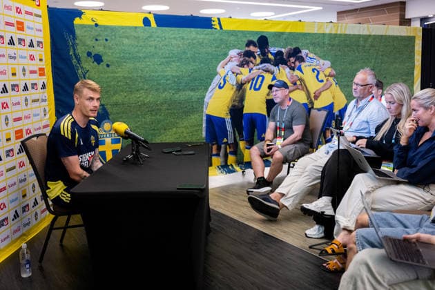 260612 Eric Smith of the Swedish men s national football team in the mixed zone after a training session during day 2 of the FIFA World Cup, WM, Weltmeisterschaft, Fussball 2026 on June 12, 2026 in Dallas. Photo: Petter Arvidson BILDBYRAN kod PA PA1230 fotboll football soccer fotball vm fotbolls-vm fotball-vm fotbolls-vm 2026 fifa world cup 2026 mixed zone sverige sweden sverige a day 2 bbeng