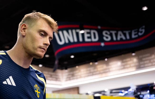 260612 Eric Smith of the Swedish men s national football team in the mixed zone after a training session during day 2 of the FIFA World Cup, WM, Weltmeisterschaft, Fussball 2026 on June 12, 2026 in Dallas. Photo: Petter Arvidson BILDBYRAN kod PA PA1230 fotboll football soccer fotball vm fotbolls-vm fotball-vm fotbolls-vm 2026 fifa world cup 2026 mixed zone sverige sweden sverige a day 2 bbeng