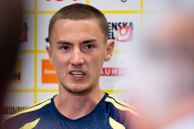 260612 Gustaf Lagerbielke of the Swedish men s national football team in the mixed zone after a training session during day 2 of the FIFA World Cup, WM, Weltmeisterschaft, Fussball 2026 on June 12, 2026 in Dallas. Photo: Petter Arvidson BILDBYRAN kod PA PA1230 fotboll football soccer fotball vm fotbolls-vm fotball-vm fotbolls-vm 2026 fifa world cup 2026 mixed zone sverige sweden sverige a day 2 bbeng