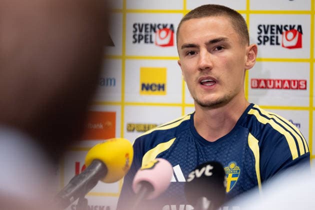 260612 Gustaf Lagerbielke of the Swedish men s national football team in the mixed zone after a training session during day 2 of the FIFA World Cup, WM, Weltmeisterschaft, Fussball 2026 on June 12, 2026 in Dallas. Photo: Petter Arvidson BILDBYRAN kod PA PA1230 fotboll football soccer fotball vm fotbolls-vm fotball-vm fotbolls-vm 2026 fifa world cup 2026 mixed zone sverige sweden sverige a day 2 bbeng