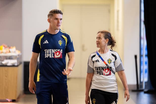 260612 Viktor Gyökeres and Petra ThorÃ n, press officer of the Swedish men s national football team in the mixed zone after a training session during day 2 of the FIFA World Cup, WM, Weltmeisterschaft, Fussball 2026 on June 12, 2026 in Dallas. Photo: Petter Arvidson BILDBYRAN kod PA PA1230 fotboll football soccer fotball vm fotbolls-vm fotball-vm fotbolls-vm 2026 fifa world cup 2026 mixed zone sverige sweden sverige a day 2 bbeng