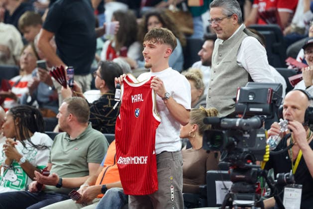 Lennart Karl (FC Bayern Muenchen, 42) mit einem FC Bayern Basketball Trikot mit seinem Namen drauf, GER, FC Bayern Basketball vs. Alba Berlin, Basketball, easycredit Basketball Bundesliga, Playoffs, Finale, Spiel 1, Saison 2025 2026, 12.06.2026, GER, FC Bayern Basketball vs. Alba Berlin, Basketball, easycredit Basketball Bundesliga, Playoffs, Finale, Spiel 1, Saison 2025 2026, 12.06.2026 Muenchen