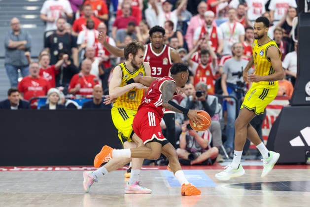 Xavier Rathan-Mayes (FC Bayern Basketball, 04) mit Malte Delow (Alba Berlin, 06) und Norris Agbakoko (Alba Berlin, 17), GER, FC Bayern Basketball vs. Alba Berlin, Basketball, easycredit Basketball Bundesliga, Playoffs, Finale, Spiel 1, Saison 2025 2026, 12.06.2026, GER, FC Bayern Basketball vs. Alba Berlin, Basketball, easycredit Basketball Bundesliga, Playoffs, Finale, Spiel 1, Saison 2025 2026, 12.06.2026 Muenchen