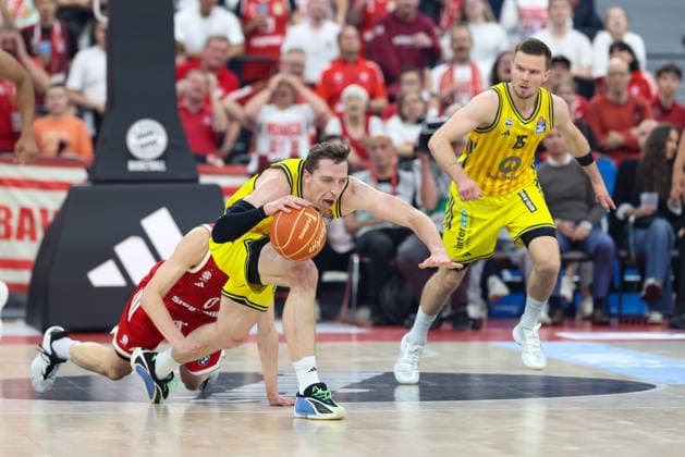 Foul von Nenad Dimitrijevic (FC Bayern Basketball, 00) an Justin Bean (Alba Berlin, 34), GER, FC Bayern Basketball vs. Alba Berlin, Basketball, easycredit Basketball Bundesliga, Playoffs, Finale, Spiel 1, Saison 2025 2026, 12.06.2026, GER, FC Bayern Basketball vs. Alba Berlin, Basketball, easycredit Basketball Bundesliga, Playoffs, Finale, Spiel 1, Saison 2025 2026, 12.06.2026 Muenchen