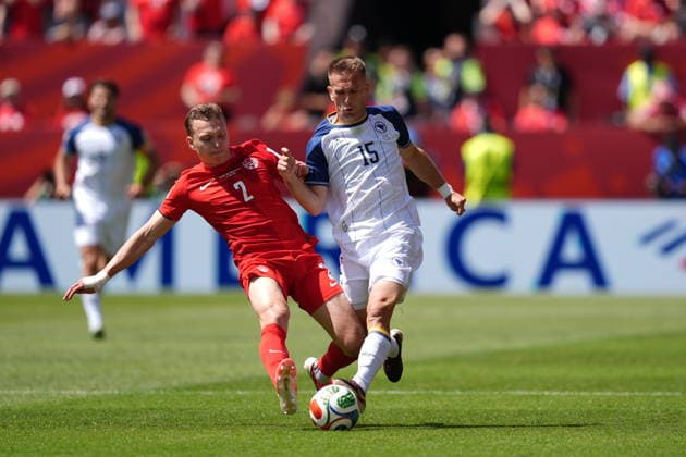 Canada v Bosnia and Herzegovina - FIFA World Cup, WM, Weltmeisterschaft, Fussball 2026 - Group B TORONTO, CANADA - JUNE 12: Alistair Johnston (2) of Canada in action against Amar Memic (15) of Bosnia and Herzegovina during the 2026 FIFA World Cup First Stage Group B match between Canada and Bosnia and Herzegovina at Toronto Stadium (BMO Field) in Toronto, Ontario, Canada on June 12, 2026. Mert Alper Dervis Anadolu Ontario Canada. Editorial use only. Please get in touch for any other usage.  Copyright: x2026xAnadoluxMertxAlperxDervisx