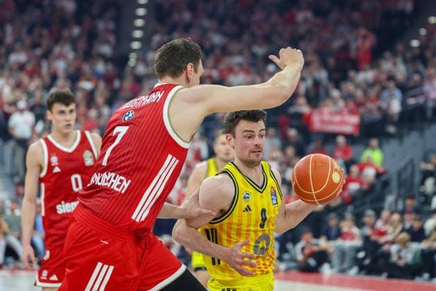Jonas Mattisseck (Alba Berlin, 09) mit Johannes Voigtmann (FC Bayern Basketball, 07), GER, FC Bayern Basketball vs. Alba Berlin, Basketball, easycredit Basketball Bundesliga, Playoffs, Finale, Spiel 1, Saison 2025 2026, 12.06.2026, GER, FC Bayern Basketball vs. Alba Berlin, Basketball, easycredit Basketball Bundesliga, Playoffs, Finale, Spiel 1, Saison 2025 2026, 12.06.2026 Muenchen