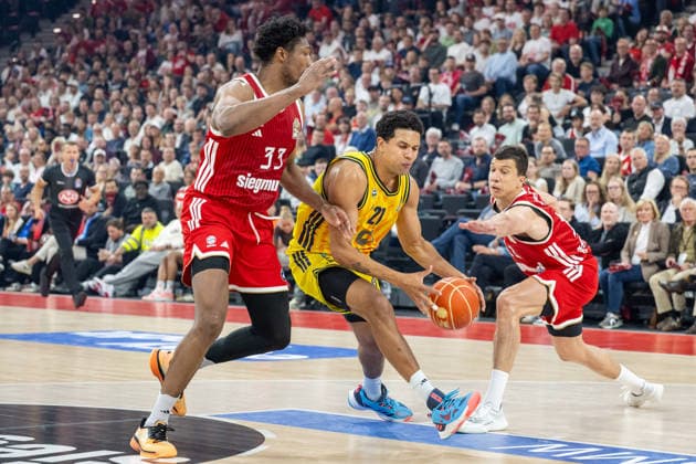 David McCormack 33 (FC Bayern Basketball) im Zweikampf mit Michael Rataj 21 (Alba Berlin), Vladimir Lucic 11 (FC Bayern Basketball), FC Bayern Basketball vs. Alba Berlin, BBL, Finale 1, 12.06.2026 Muenchen Bayern Deutschland