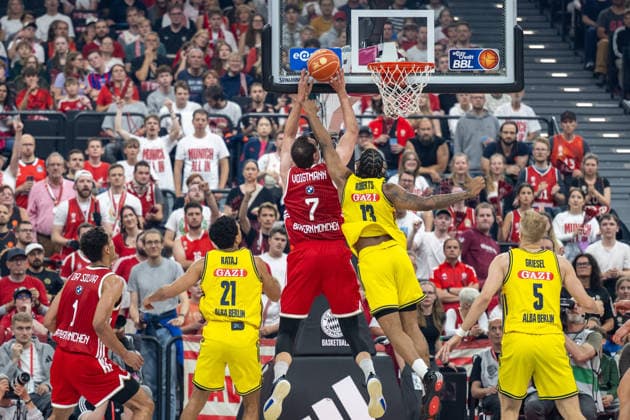 Johannes Voigtmann 7 (FC Bayern Basketball) im Zweikampf mit J wan Roberts 13 (Alba Berlin) am Korb, FC Bayern Basketball vs. Alba Berlin, BBL, Finale 1, 12.06.2026 Muenchen Bayern Deutschland