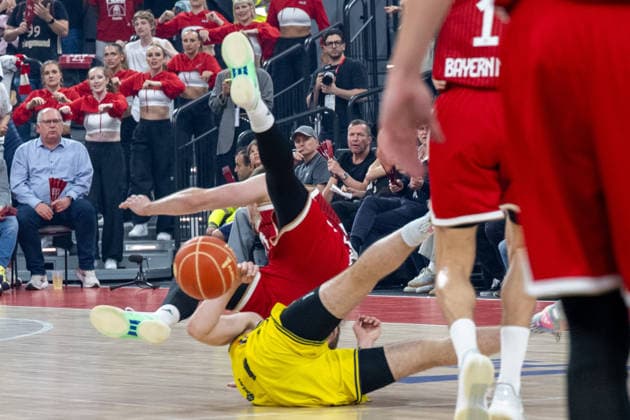 Andreas Obst 13 (FC Bayern Basketball) faellt ueber einen Alba Spieler, FC Bayern Basketball vs. Alba Berlin, BBL, Finale 1, 12.06.2026 Muenchen Bayern Deutschland