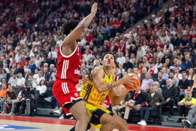 David McCormack 33 (FC Bayern Basketball) im Zweikampf mit Michael Rataj 21 (Alba Berlin), FC Bayern Basketball vs. Alba Berlin, BBL, Finale 1, 12.06.2026 Muenchen Bayern Deutschland