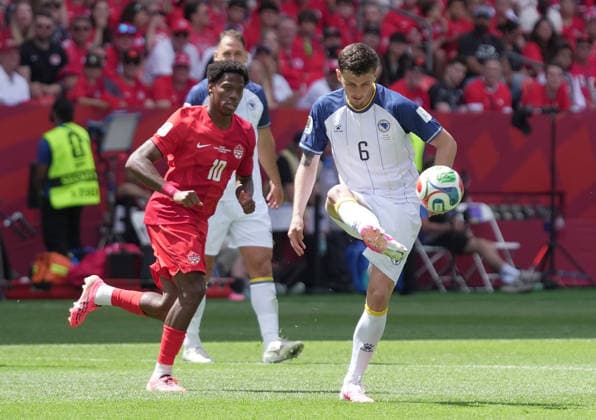 CAN, WM FIFA 2026, Vorrunde, Kanada vs Bosnien-Herzegowina 12.06.2026, Toronto Stadium, Toronto, CAN, WM FIFA 2026, Vorrunde, Kanada vs Bosnien-Herzegowina, im Bild Jonathan David (Kanada), Benjamin Tahirovic (Bosnien)