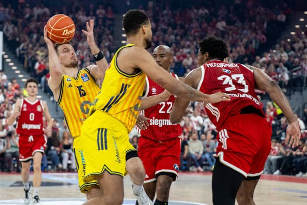 Martin Hermannsson 15 (Alba Berlin) wirft im fallen einen Korb, Isiaha Mike 22 (FC Bayern Basketball), FC Bayern Basketball vs. Alba Berlin, BBL, Finale 1, 12.06.2026 Muenchen Bayern Deutschland