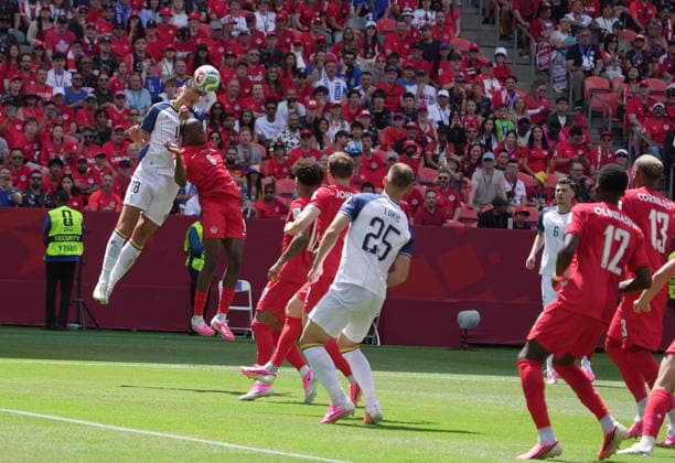 CAN, WM FIFA 2026, Vorrunde, Kanada vs Bosnien-Herzegowina 12.06.2026, Toronto Stadium, Toronto, CAN, WM FIFA 2026, Vorrunde, Kanada vs Bosnien-Herzegowina, im Bild Nikola Katic (Bosnien), Ismael Kone (Kanada)