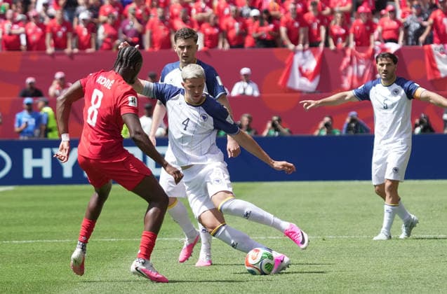 CAN, WM FIFA 2026, Vorrunde, Kanada vs Bosnien-Herzegowina 12.06.2026, Toronto Stadium, Toronto, CAN, WM FIFA 2026, Vorrunde, Kanada vs Bosnien-Herzegowina, im Bild Ismael Kone (Kanada), Tarik Muharemovic (Bosnien)