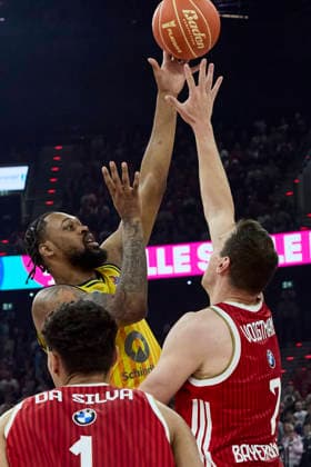 Deutsche Basketball Bundesliga (BBL), FC Bayern München Basketball vs ALBA Berlin, München FC Bayern Basketball, Berlin ALBA, 2026-06-12 in München (SAP Garden) ROBERTS J wan (ALBA Berlin Center (C) Nr13-BER13), VOIGTMANN Johannes (FC Bayern München Basketball Center (C) Nr7-FCBB7) sportworld München SAP Garden Bayern Deutschland