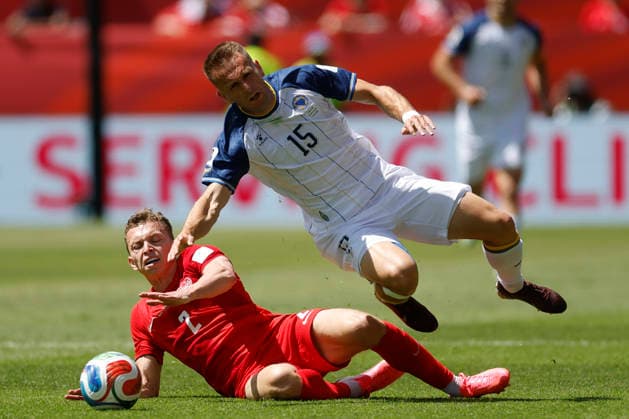 Alistair Johnston (L) of Canada vies for the ball with Amar Memic of Bosnia and Herzegovina in a Group B match of the 2026 FIFA World Cup, WM, Weltmeisterschaft, Fussball between Canada and Bosnia and Herzegovina at BMO Field in Toronto,Canada, 12 June 2026. Fifa World Cup 2026 - Group B - Canada vs Bosnia and Herzegovina !ACHTUNG: NUR REDAKTIONELLE NUTZUNG!  Copyright: xBienvenidoxVelascox GR5167 20260612-55020580327_1