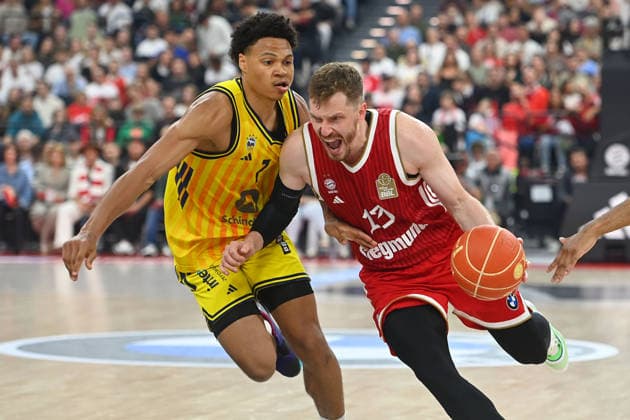 Andreas OBST (FCB), Aktion,Zweikampf gegen Jack KAYIL (Alba Berlin). Basketball BBL,Saison 2025 2026 Play Off Finale Spiel 1, FC Bayern Muenchen - Alba Berlin am 12.06.2026 S A P G A R D EN