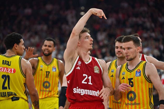 v.re:Martin HERMANNSSON (Berlin), Justus HOLLATZ (FCB), Basketball BBL,Saison 2025 2026 Play Off Finale Spiel 1, FC Bayern Muenchen - Alba Berlin am 12.06.2026 S A P G A R D EN