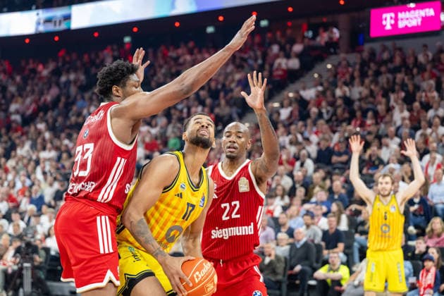 David McCormack 33 (FC Bayern Basketball) im Zweikampf mit Norris Agbakoko 17 (Alba Berlin), Isiaha Mike 22 (FC Bayern Basketball), FC Bayern Basketball vs. Alba Berlin, BBL, Finale 1, 12.06.2026 Muenchen Bayern Deutschland