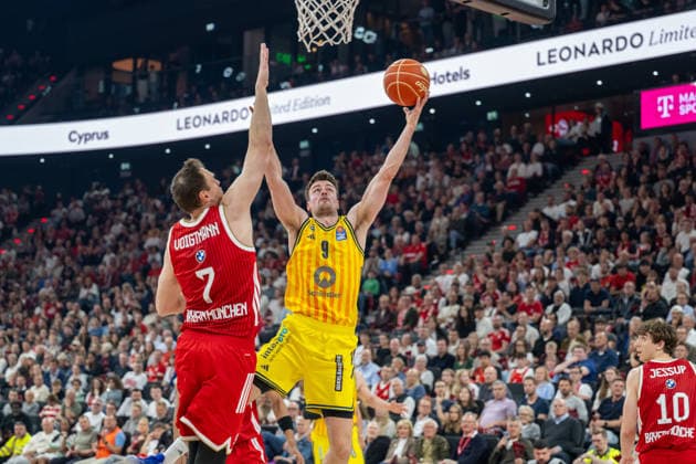 Johannes Voigtmann 7 (FC Bayern Basketball) im Zweikampf mit Jonas Mattisseck 9 (Alba Berlin), FC Bayern Basketball vs. Alba Berlin, BBL, Finale 1, 12.06.2026 Muenchen Bayern Deutschland