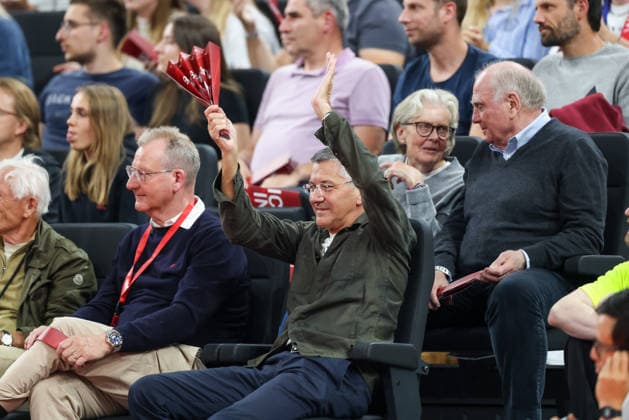 Herbert Hainer (FC Bayern Muenchen, Praesident) bejubelt einen Treffer von Andreas Obst (FC Bayern Basketball, 13) (nicht im Bild), mit Uli Hoeness (FC Bayern Muenchen, Ehrenpraesident), GER, FC Bayern Basketball vs. Alba Berlin, Basketball, easycredit Basketball Bundesliga, Playoffs, Finale, Spiel 1, Saison 2025 2026, 12.06.2026, GER, FC Bayern Basketball vs. Alba Berlin, Basketball, easycredit Basketball Bundesliga, Playoffs, Finale, Spiel 1, Saison 2025 2026, 12.06.2026 Muenchen