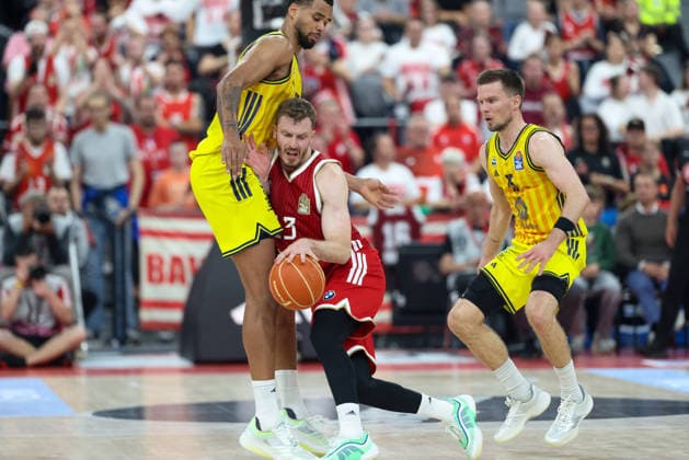 Andreas Obst (FC Bayern Basketball, 13) mit Norris Agbakoko (Alba Berlin, 17) und Martin Hermannsson (Alba Berlin, 15), GER, FC Bayern Basketball vs. Alba Berlin, Basketball, easycredit Basketball Bundesliga, Playoffs, Finale, Spiel 1, Saison 2025 2026, 12.06.2026, GER, FC Bayern Basketball vs. Alba Berlin, Basketball, easycredit Basketball Bundesliga, Playoffs, Finale, Spiel 1, Saison 2025 2026, 12.06.2026 Muenchen
