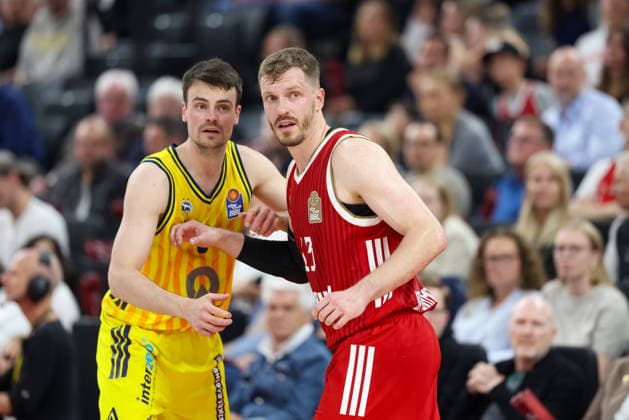 Andreas Obst (FC Bayern Basketball, 13) mit Jonas Mattisseck (Alba Berlin, 09), GER, FC Bayern Basketball vs. Alba Berlin, Basketball, easycredit Basketball Bundesliga, Playoffs, Finale, Spiel 1, Saison 2025 2026, 12.06.2026, GER, FC Bayern Basketball vs. Alba Berlin, Basketball, easycredit Basketball Bundesliga, Playoffs, Finale, Spiel 1, Saison 2025 2026, 12.06.2026 Muenchen