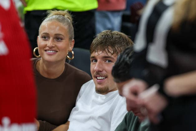 Lennart Karl (FC Bayern Muenchen, 42) mit Freundin Zoe Kaeppele, GER, FC Bayern Basketball vs. Alba Berlin, Basketball, easycredit Basketball Bundesliga, Playoffs, Finale, Spiel 1, Saison 2025 2026, 12.06.2026, GER, FC Bayern Basketball vs. Alba Berlin, Basketball, easycredit Basketball Bundesliga, Playoffs, Finale, Spiel 1, Saison 2025 2026, 12.06.2026 Muenchen