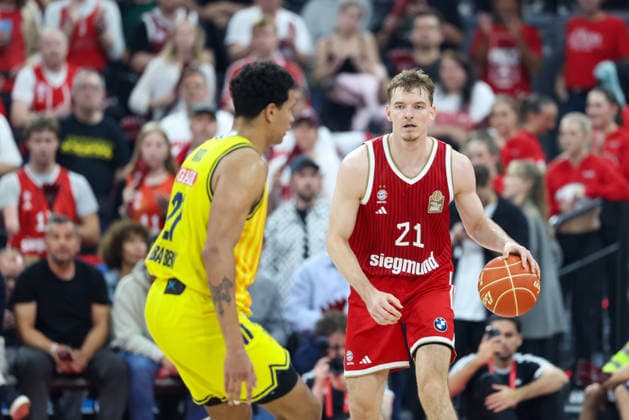 Justuz Hollatz (FC Bayern Basketball, 21) mit Ball mit Michael Rataj (Alba Berlin, 21), GER, FC Bayern Basketball vs. Alba Berlin, Basketball, easycredit Basketball Bundesliga, Playoffs, Finale, Spiel 1, Saison 2025 2026, 12.06.2026, GER, FC Bayern Basketball vs. Alba Berlin, Basketball, easycredit Basketball Bundesliga, Playoffs, Finale, Spiel 1, Saison 2025 2026, 12.06.2026 Muenchen