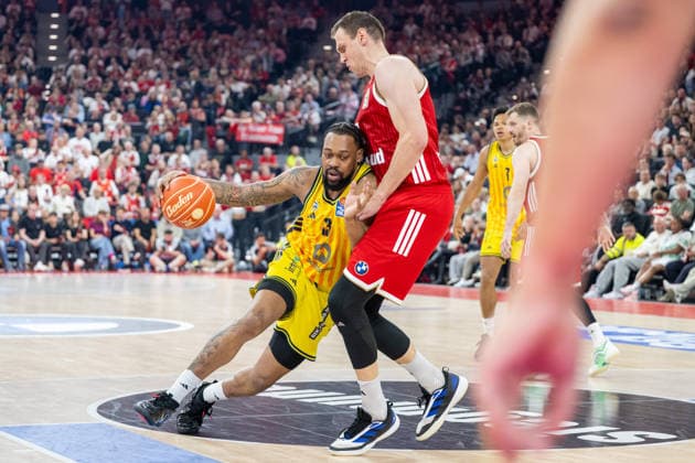 Alex O Connell 3 (Alba Berlin) wird von Johannes Voigtmann 7 (FC Bayern Basketball) gestoppt, FC Bayern Basketball vs. Alba Berlin, BBL, Finale 1, 12.06.2026 Muenchen Bayern Deutschland
