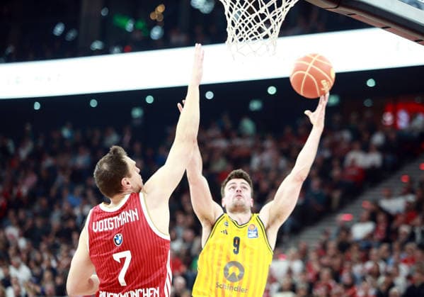 von links Johannes VOIGTMANN (Muenchen), Jonas MATTISSECK (Berlin), Basketball, He-Bundesliga, 2025 26, Finale 1. Spiel, FC Bayern Basketball vs Alba Berlin, SAP Garden, 12.06.26,