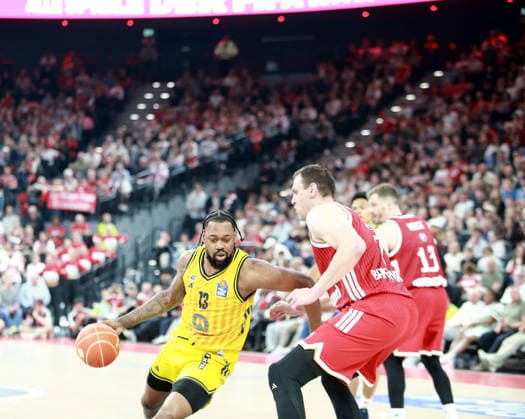 von links JWan ROBERTS (Berlin), Johannes VOIGTMANN (Muenchen), Basketball, He-Bundesliga, 2025 26, Finale 1. Spiel, FC Bayern Basketball vs Alba Berlin, SAP Garden, 12.06.26,