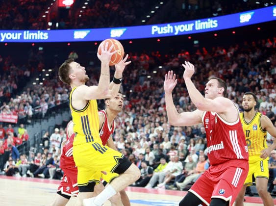 von links Martin HERMANNSSON (Berlin), Johannes VOIGTMANN (Muenchen), Basketball, He-Bundesliga, 2025 26, Finale 1. Spiel, FC Bayern Basketball vs Alba Berlin, SAP Garden, 12.06.26,