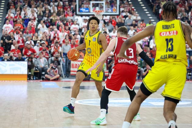 Jack Kayil (Alba Berlin, 07) mit Ball mit Andreas Obst (FC Bayern Basketball, 13), GER, FC Bayern Basketball vs. Alba Berlin, Basketball, easycredit Basketball Bundesliga, Playoffs, Finale, Spiel 1, Saison 2025 2026, 12.06.2026, GER, FC Bayern Basketball vs. Alba Berlin, Basketball, easycredit Basketball Bundesliga, Playoffs, Finale, Spiel 1, Saison 2025 2026, 12.06.2026 Muenchen