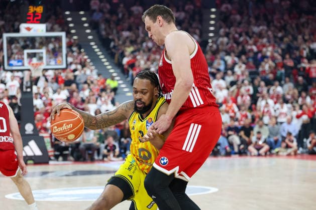 Jwan Roberts (Alba Berlin, 13) mit Johannes Voigtmann (FC Bayern Basketball, 07), GER, FC Bayern Basketball vs. Alba Berlin, Basketball, easycredit Basketball Bundesliga, Playoffs, Finale, Spiel 1, Saison 2025 2026, 12.06.2026, GER, FC Bayern Basketball vs. Alba Berlin, Basketball, easycredit Basketball Bundesliga, Playoffs, Finale, Spiel 1, Saison 2025 2026, 12.06.2026 Muenchen