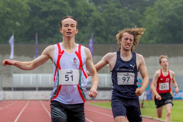 Ingolstadt, Deutschland 12. Juni 2026: Leichtathletik - MTV Meet-IN 2026 Im Bild: 2. v.li. Ben Berger (LG Augsburg) läuft als Sieger durch die Ziellinie. MTV-Stadion Bayern