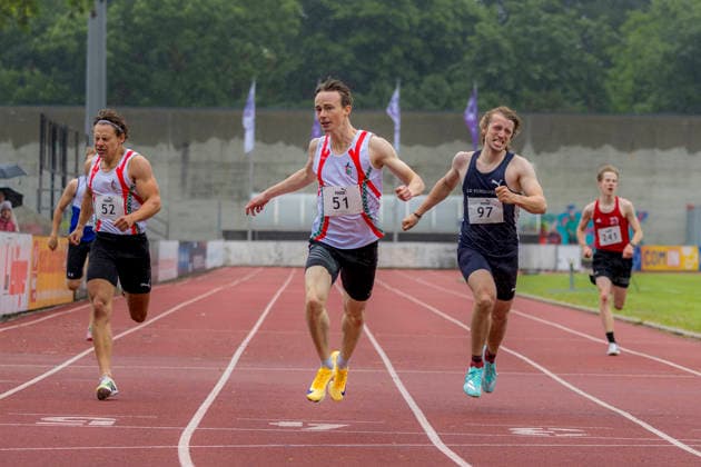 Ingolstadt, Deutschland 12. Juni 2026: Leichtathletik - MTV Meet-IN 2026 Im Bild: 2. v.li. Ben Berger (LG Augsburg) läuft als Sieger durch die Ziellinie. MTV-Stadion Bayern