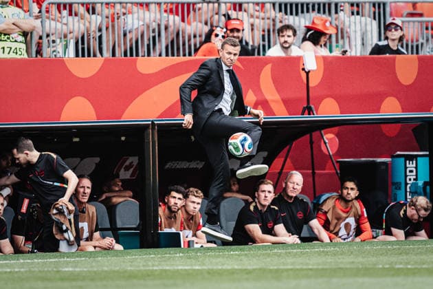 Fußball Herren FIFA Fußball-Weltmeisterschaft 2026 Gruppe B Kanada vs. Bosnien-Herzegowina 12.06.2026 Trainer Jesse Marsch (Kanada) nimmt elegant den Ball an Toronto Toronto Stadium Ontario Kanada