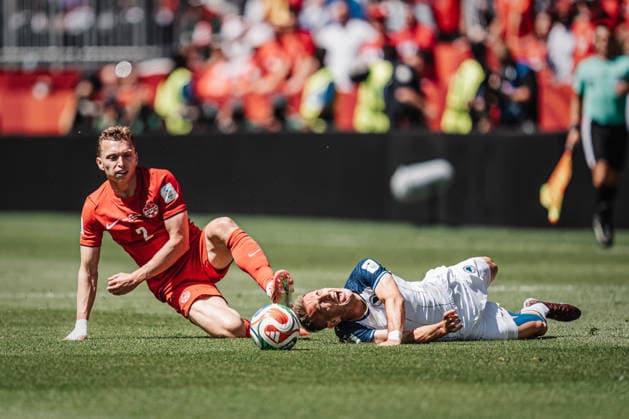 Fußball Herren FIFA Fußball-Weltmeisterschaft 2026 Gruppe B Kanada vs. Bosnien-Herzegowina 12.06.2026 v.l. Alistair Johnston ( 2, Kanada) foult Amar Memic ( 15, Bosnien-Herzegowina) im Zweikampf Toronto Toronto Stadium Ontario Kanada