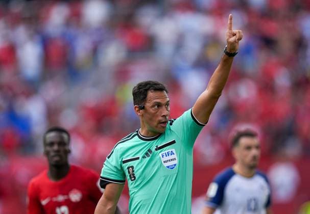 Canada v Bosnia and Herzegovina - FIFA World Cup, WM, Weltmeisterschaft, Fussball 2026 - Group B TORONTO, CANADA - JUNE 12: Referee Facundo Tello is seen with Refcam during the 2026 FIFA World Cup First Stage Group B match between Canada and Bosnia and Herzegovina at Toronto Stadium (BMO Field) in Toronto, Ontario, Canada on June 12, 2026. Mert Alper Dervis Anadolu Ontario Canada. Editorial use only. Please get in touch for any other usage.  Copyright: x2026xAnadoluxMertxAlperxDervisx