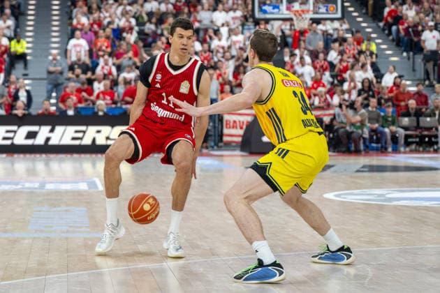 Vladimir Lucic 11 (FC Bayern Basketball) im Zweikampf mit Justin Bean 32 (Alba Berlin), FC Bayern Basketball vs. Alba Berlin, BBL, Finale 1, 12.06.2026 Muenchen Bayern Deutschland
