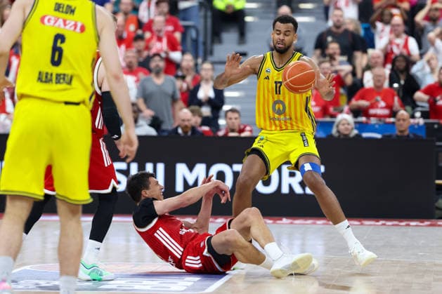 Vladimir Lucic (FC Bayern Basketball, 11) am Boden mit Norris Agbakoko (Alba Berlin, 17), GER, FC Bayern Basketball vs. Alba Berlin, Basketball, easycredit Basketball Bundesliga, Playoffs, Finale, Spiel 1, Saison 2025 2026, 12.06.2026, GER, FC Bayern Basketball vs. Alba Berlin, Basketball, easycredit Basketball Bundesliga, Playoffs, Finale, Spiel 1, Saison 2025 2026, 12.06.2026 Muenchen