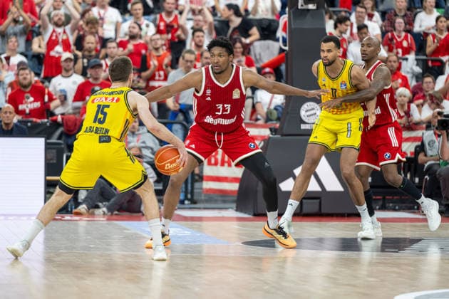 Martin Hermannsson 15 (Alba Berlin) im Zweikampf mit David McCormack 33 (FC Bayern Basketball), FC Bayern Basketball vs. Alba Berlin, BBL, Finale 1, 12.06.2026 Muenchen Bayern Deutschland