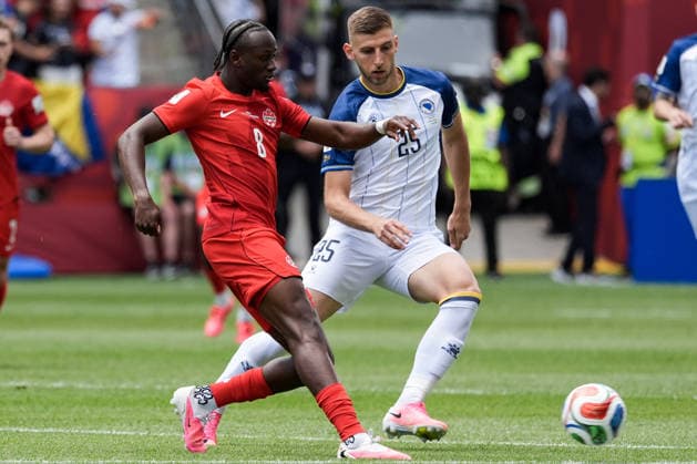 Ismael Kone of Canada (L) touches the ball under pressure from Jovo Lukic of Bosnia and Herzegovina (R) during a group stage match of the 2026 FIFA Men s World Cup between Canada and Bosnia and Herzegovina at Toronto Stadium in Toronto on June 12, 2026. Richard Callis Fotoarena (Richard Callis SPP)  Copyright: xRichardxCallisx xSPPx spp-en-RiCa-2960736